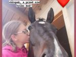 Trzecie zdjęcie przedstawia głowę konia i całującą ją dziewczynkę